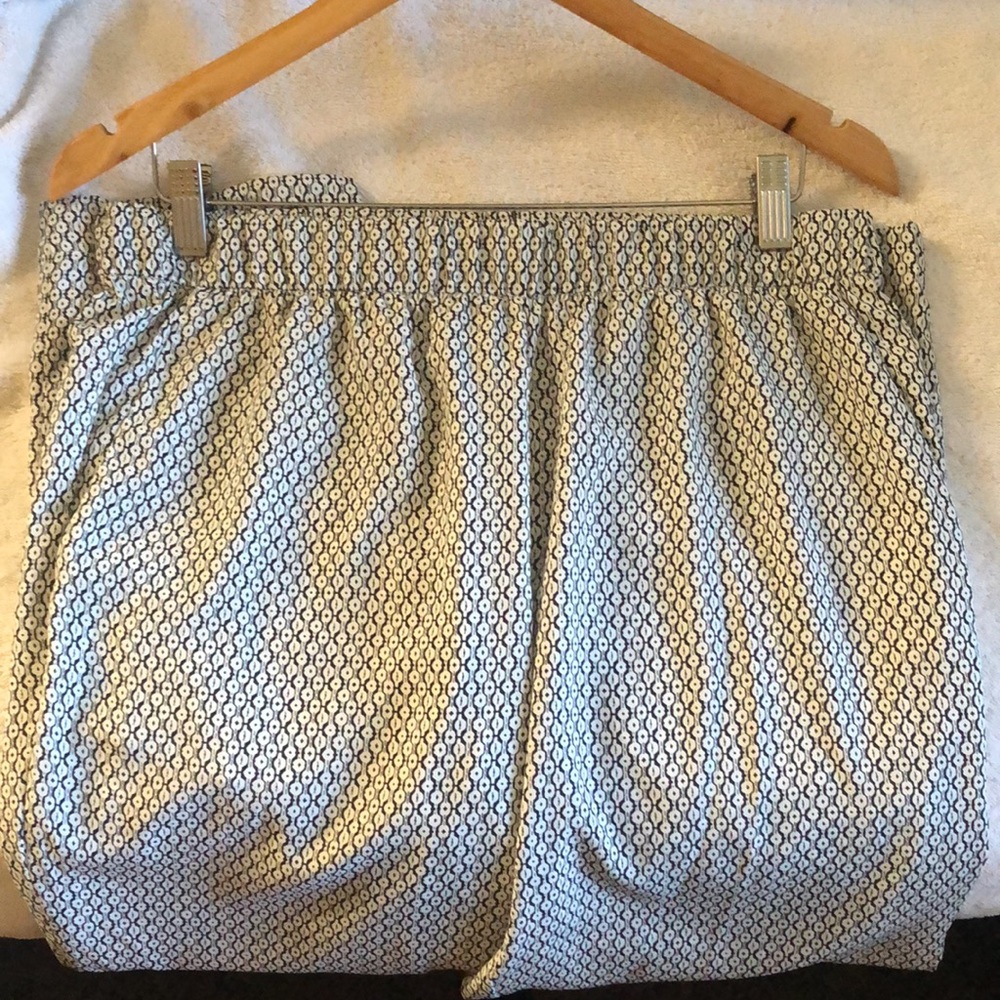 Black and white crepe pants with two pockets.
